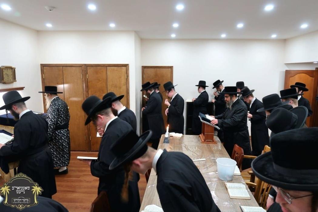 כ''ק רבינו הגה''ק שליט"א ביים צינדן ליכט פאר מעריב