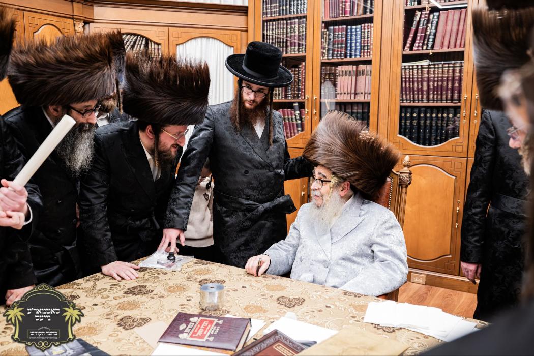 כ''ק רבינו הגה''ק שליט''א ביי התחלת כתיבת ספר תורה