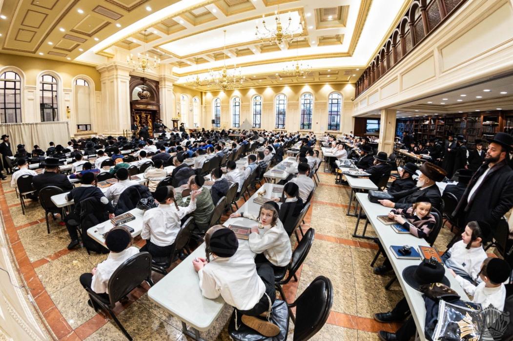 כ"ק מרן רבינו שליט"א באזוכט די אלפי תשב"ר פון מוסד