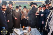 כ''ק רבינו הגה''ק שליט"א ביי תפילת שחרית און מעמד 