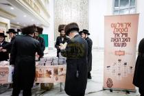 אנשי שלומינו ביים זיך אנשליסן אלץ "איחוד מעמבער"
ב