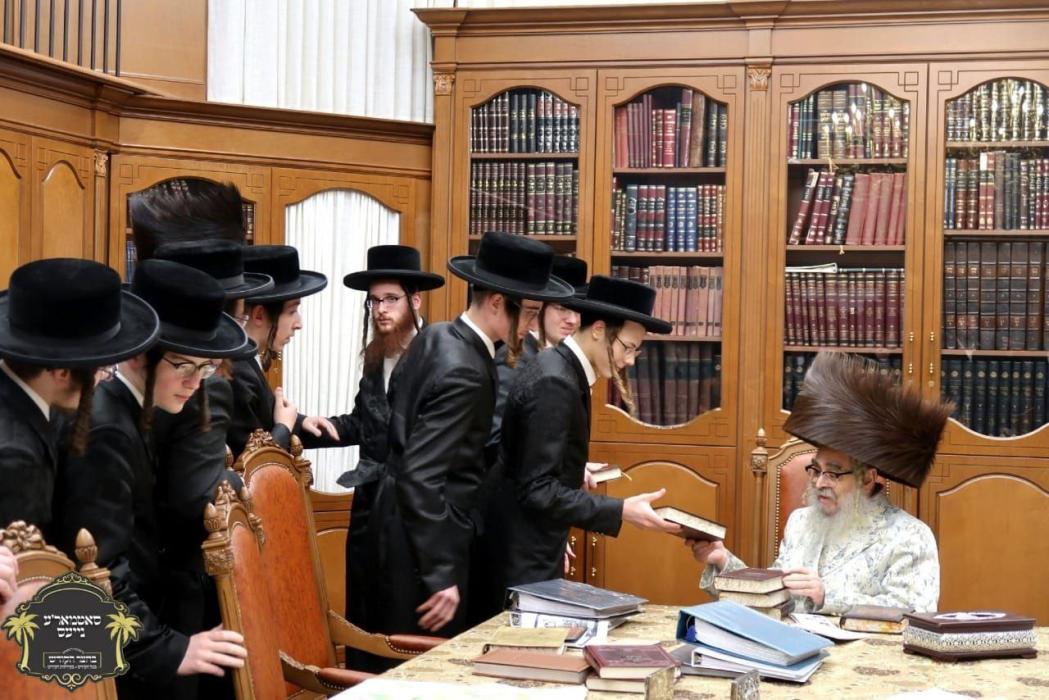 כ''ק רבינו הגה''ק שליט"א ביים פארטיילן ספרו לב אהר