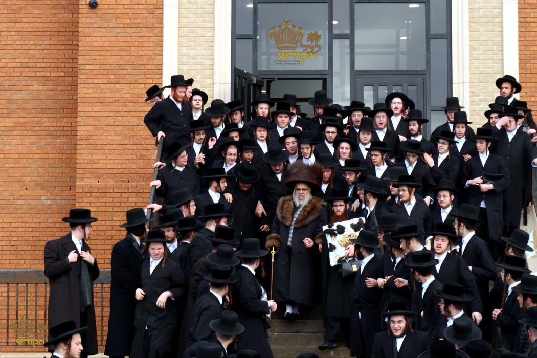 🌴בצל הקודש🌴 
רבינו שליט"א ביים מסיבת לחיים היינט נ