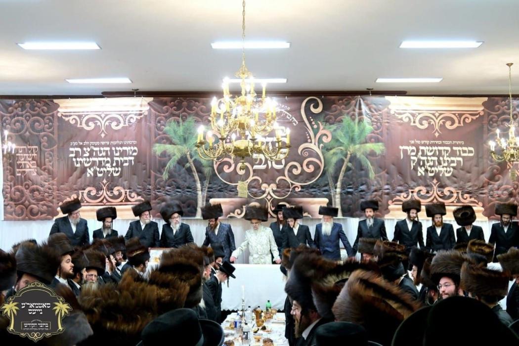 כ''ק רבינו הגה''ק שליט"א ביים שמחת השבע ברכות בחצר