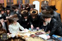 חתימת שטרות מוצ"ש בביתו נאוה קודש פון כ''ק רבינו ה