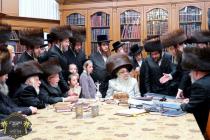 חתימת שטרות מוצ"ש בביתו נאוה קודש פון כ''ק רבינו ה