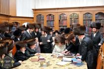 חתימת שטרות מוצ"ש בביתו נאוה קודש פון כ''ק רבינו ה