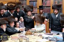 חתימת שטרות מוצ"ש בביתו נאוה קודש פון כ''ק רבינו ה