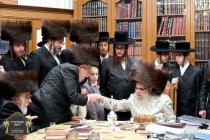 חתימת שטרות מוצ"ש בביתו נאוה קודש פון כ''ק רבינו ה