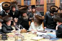 חתימת שטרות מוצ"ש בביתו נאוה קודש פון כ''ק רבינו ה