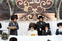 כ''ק רבינו הגה''ק שליט"א ביים שמחת השבע ברכות בחצר
