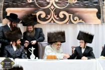 כ''ק רבינו הגה''ק שליט"א ביים שמחת השבע ברכות בחצר