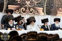 כ''ק רבינו הגה''ק שליט"א ביים שמחת השבע ברכות בחצר