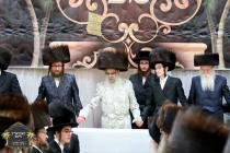 כ''ק רבינו הגה''ק שליט"א ביים שמחת השבע ברכות בחצר