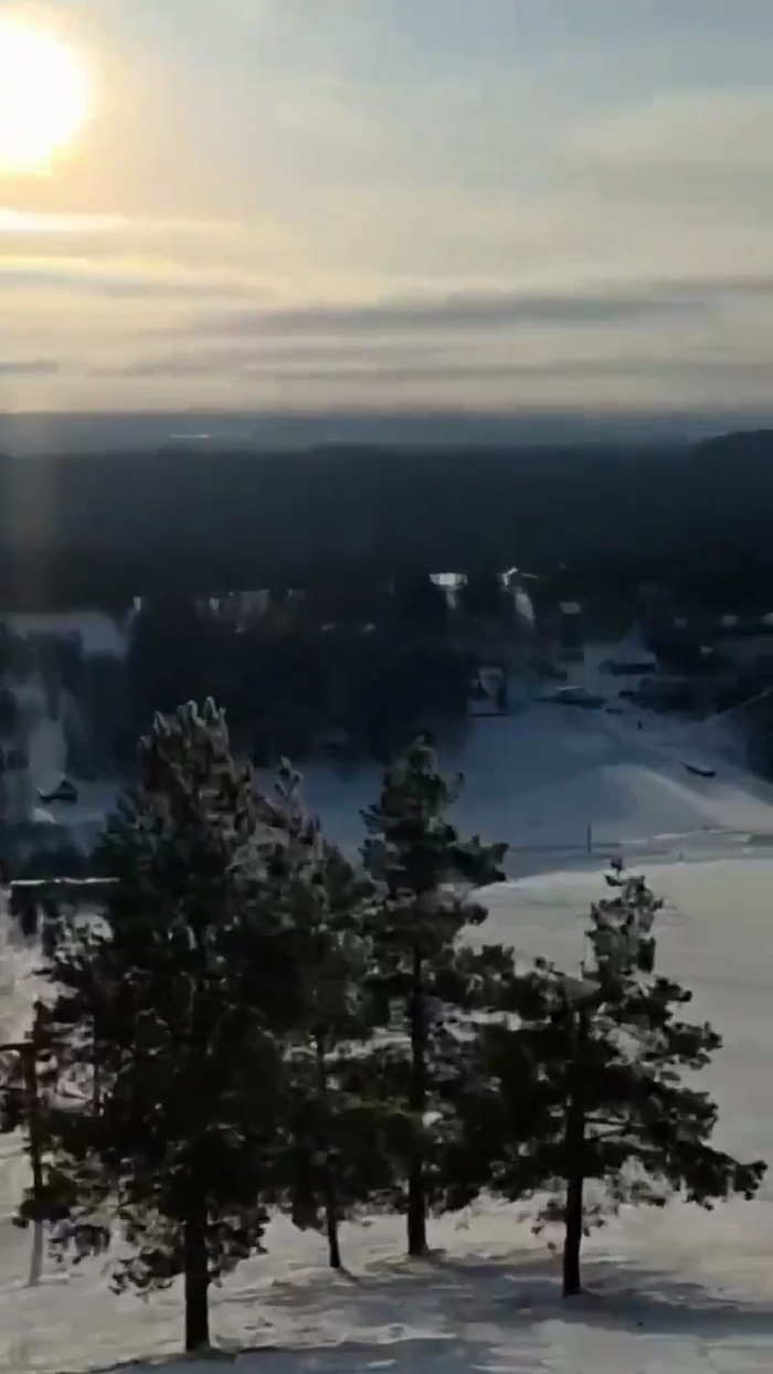 א העליקאפטער האט געקראכט אין א סקי רעזארט געגנט אי