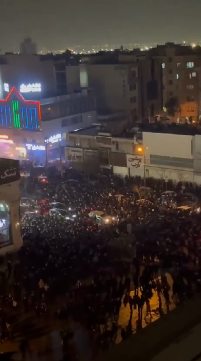 צענדליגע טויזענטער בירגער אויף די גאסן אין טעהראן 