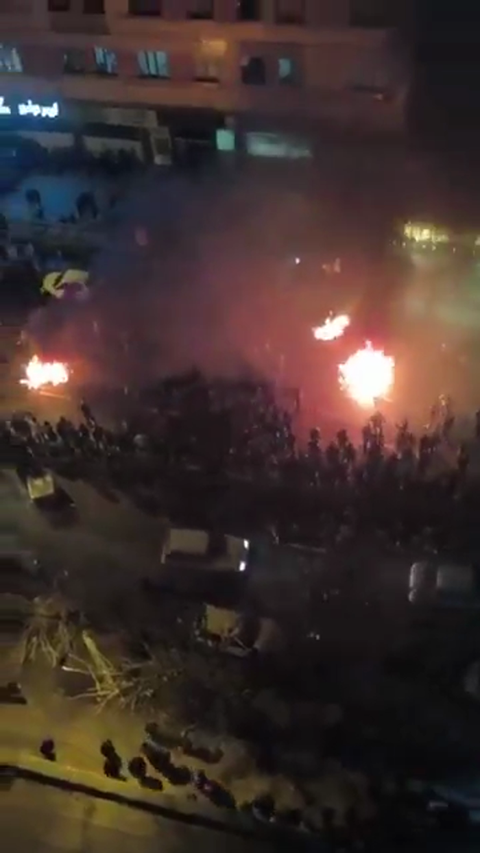 איראן: פראטעסטירער צינדן אונטער טרעקלעך פון די זיכ