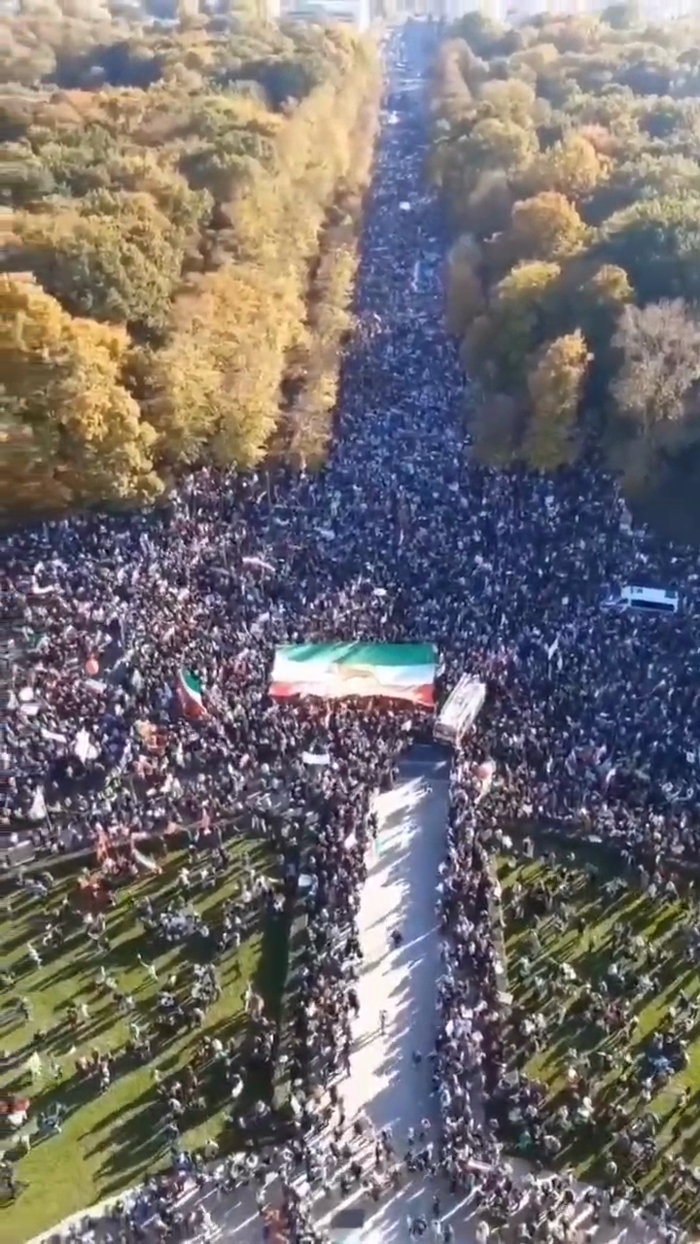 שווערע צענדליגע טויזנטער היציגע פראטעסטירער פארזאמ