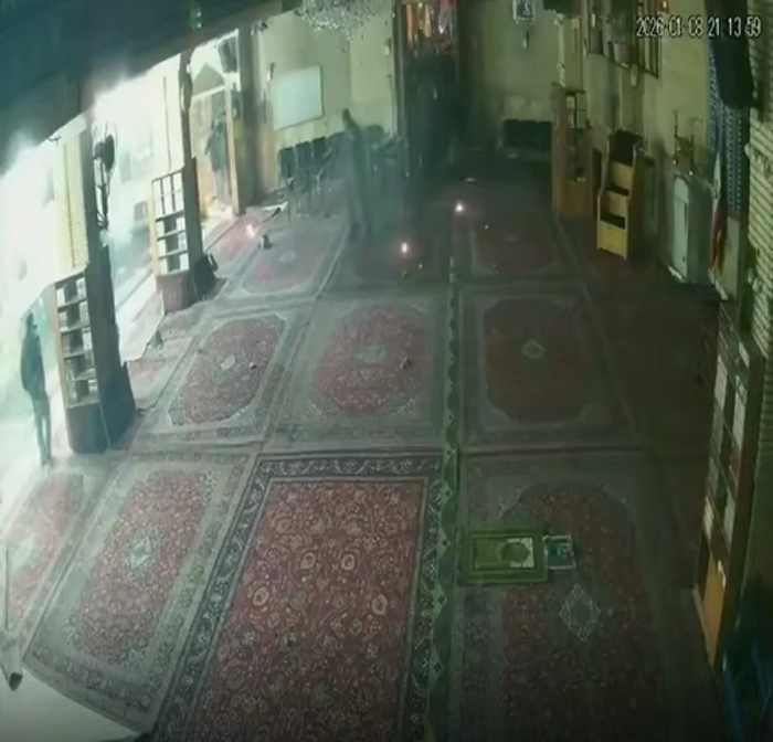 איראנער פראטעסטירער פאלן איבער און שעדיגן א מעטשעט