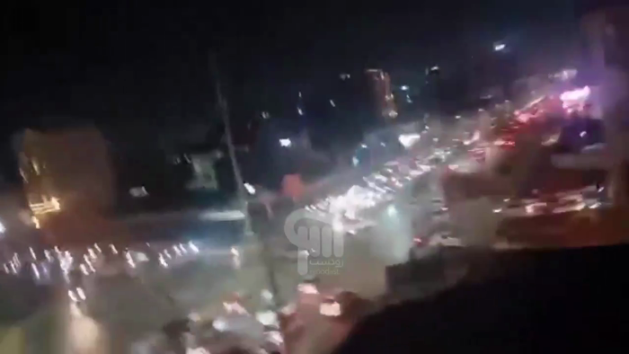 דראמאטיש: אן אויפגעברויזטע בירגער אין איראן פירט א