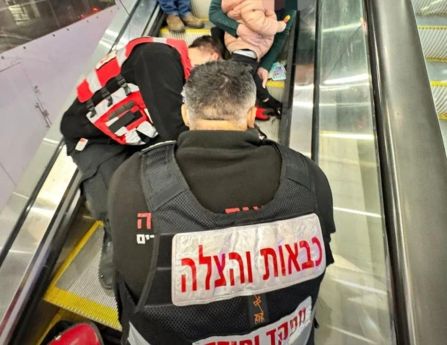 א דריי יעריג מיידל וואס האט גענוצט עלעקטראנישע שטי