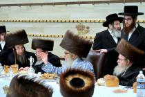 🌴בצל הקודש🌴 
רבינו שליט"א ביים ברית לבן הנולד אצל 