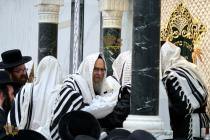 🌴בצל הקודש🌴 
רבינו שליט"א ביים ברית לבן הנולד אצל 