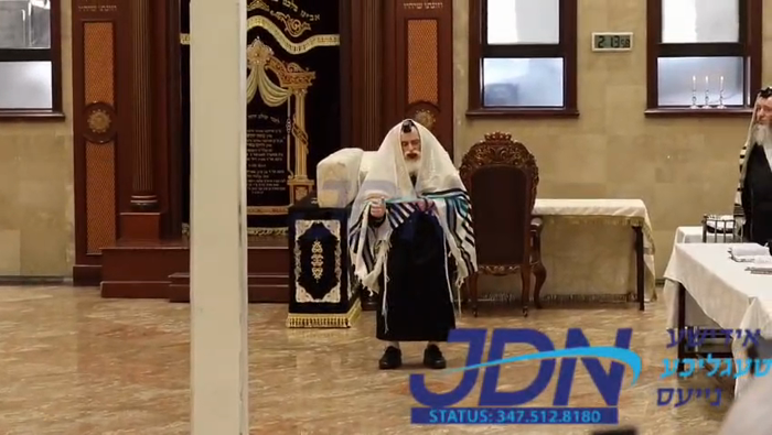 האדמו"ר מוויזניץ ביי תפילת שחרית בבית מדרשו אין וו