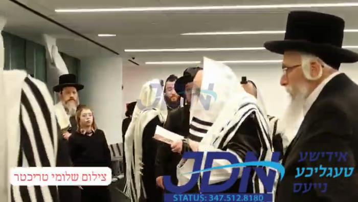 האדמו"ר מצאנז ביי תפילת שחרית היינט אין קענעדי לופ