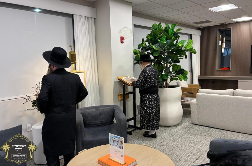 כ''ק רבינו הגה''ק שליט''א ביי תפילת מעריב איו עירפ