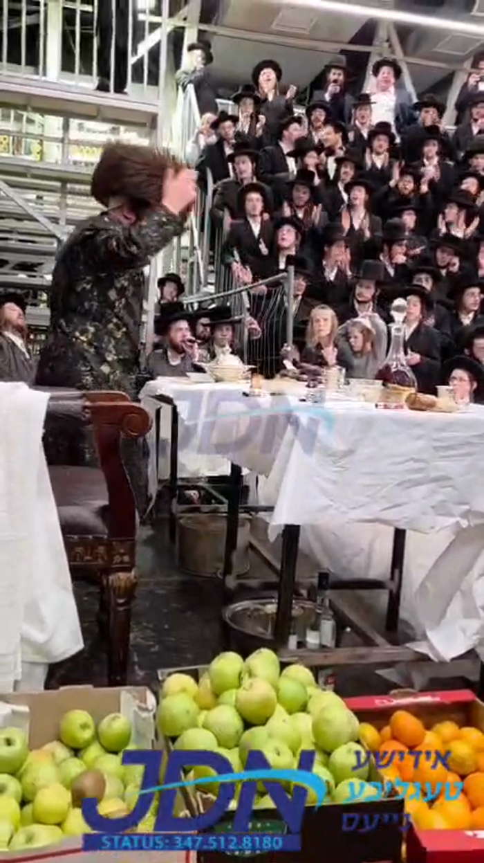 האדמו"ר מקרעטשניף כפר עטה ביים חמשה עשר בשבט טיש.