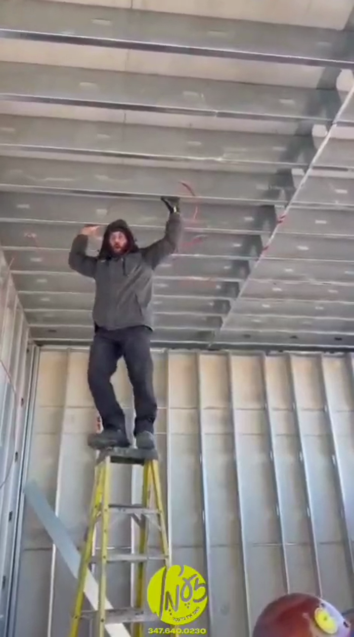 א חסידישע איד ביי די ארבעט.