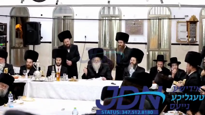 האדמו"ר ממאדזיץ ביים יארצייט טיש פון זקינו הרה"ק ר