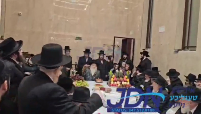 האדמו"ר מבלאזוב ביים חמשה עשר בשבט טיש.