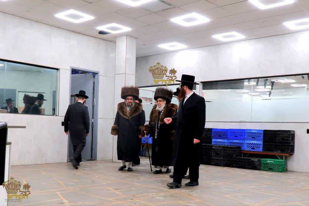 🌴בצל הקודש🌴 
רבינו שליט''א אויף א באזוך אינעם מצה 