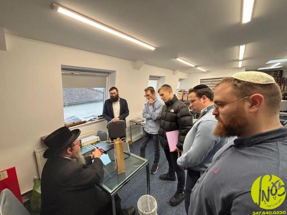 לאנדאן - דער באקאנטער כשרות מומחה הרב עקיבא אשר פא