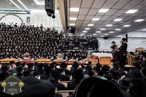 כ''ק רבינו הגה''ק שליט''א ביים שלחן הטהור לכבוד חמ