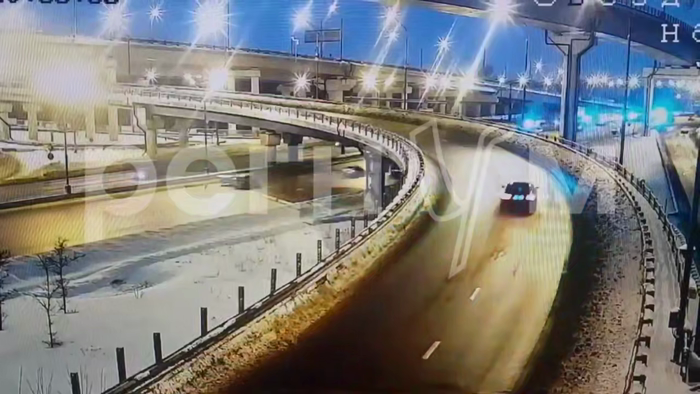 א מערצעדעס אויטא איז אראפגעפאלן פון אן אווערפּעס די