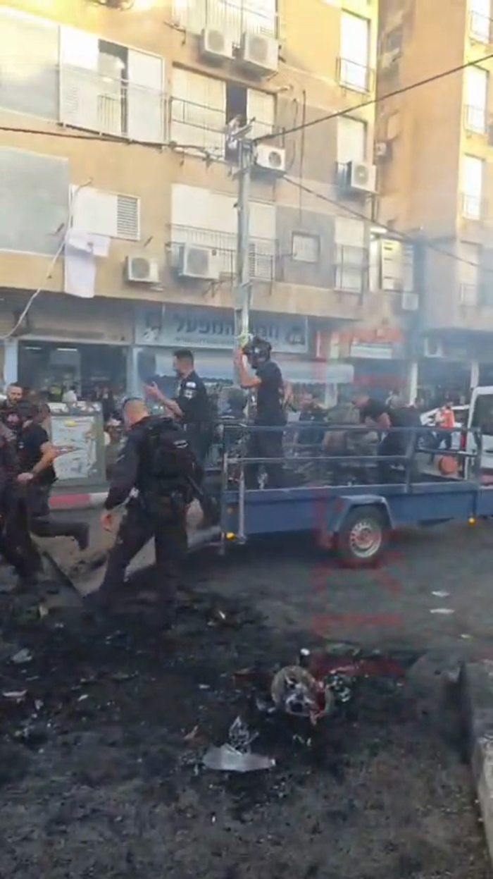 דער ביציקל ווערט אוועקגעפירט פון די סצענע דורך די 