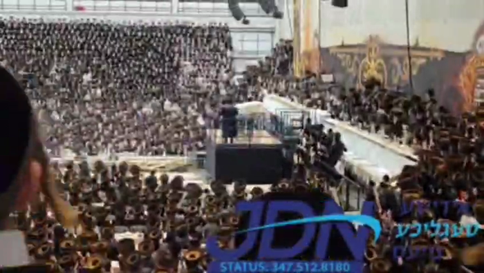 האדמו"ר מסקווירא טאנצט מיטן ס"ת פון הרה"ק רבי אהרן