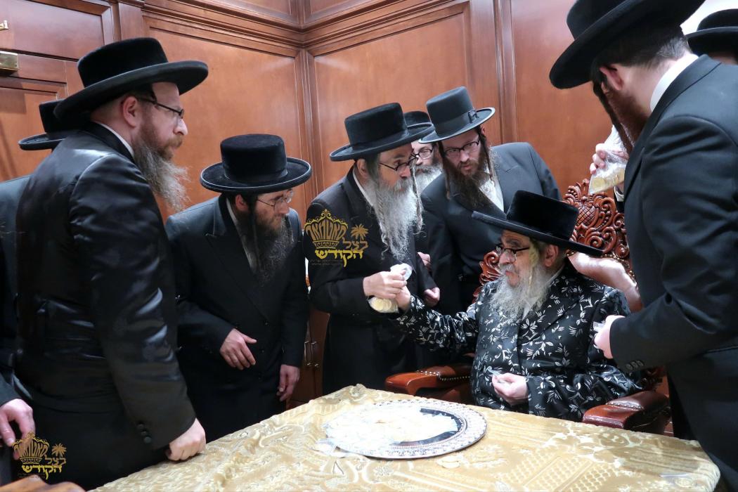 🌴בצל הקודש🌴 
רבינו שליט"א ביים פארטיילן מטבעות פאר