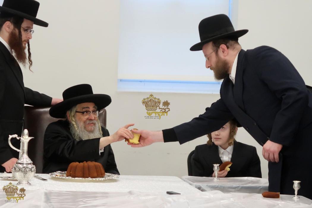 🌴בצל הקודש🌴 
רבינו שליט"א ביים מסיבת לחיים היינט נ