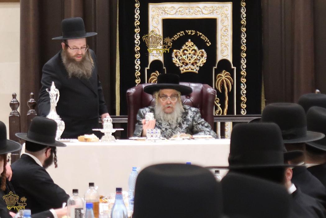 🌴בצל הקודש🌴
רבינו שליט''א ביים שלחן הטהור וסעודת ה