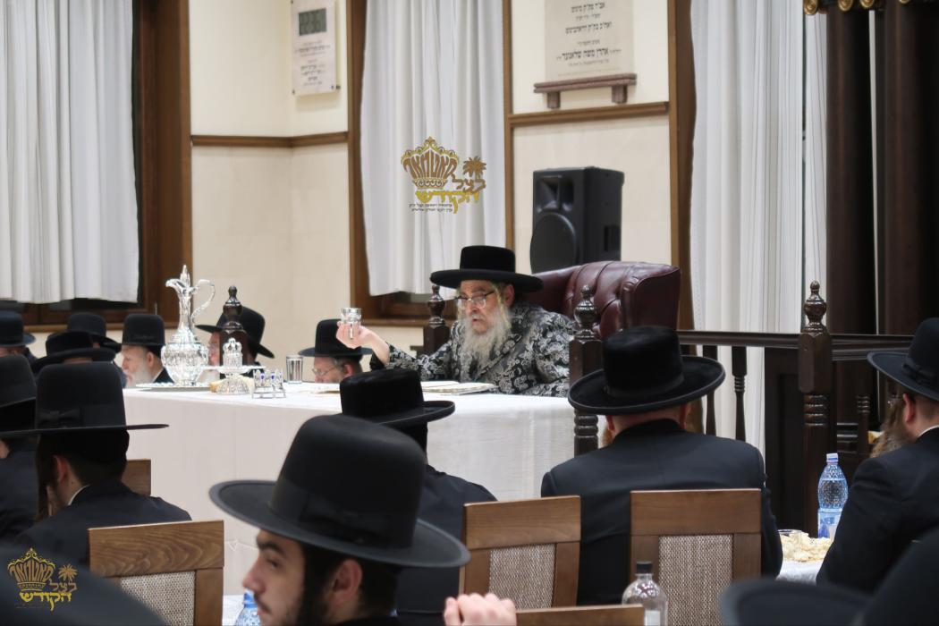 🌴בצל הקודש🌴
רבינו שליט''א ביים שלחן הטהור וסעודת ה