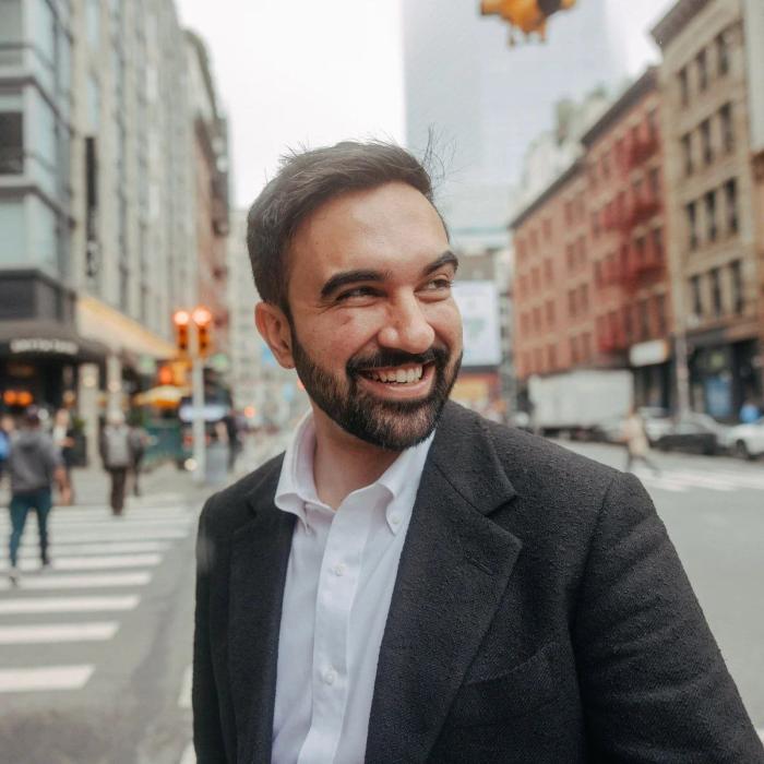 א ברוקלינער דראון פאבריק וואס שטעלט צו פראדוקציע פ