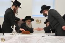 🌴בצל הקודש🌴 
רבינו שליט"א ביים מסיבת לחיים היינט נ