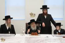 🌴בצל הקודש🌴 
רבינו שליט"א ביים מסיבת לחיים היינט נ