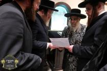 כ''ק רבינו הגה''ק שליט''א ביי תפילת מנחה אין עיר ה