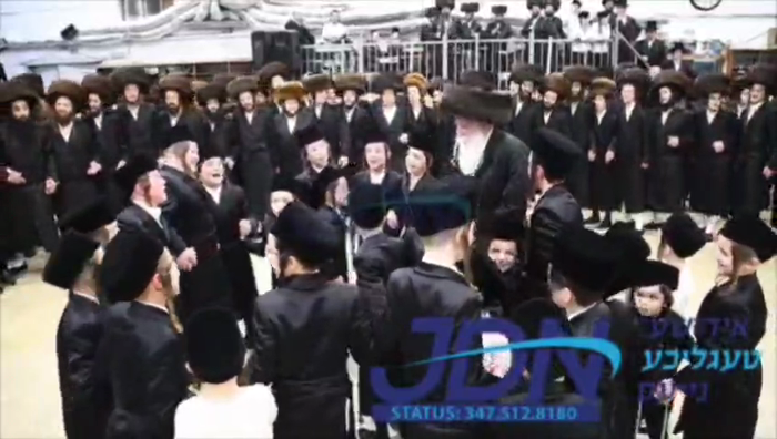 האדמו"ר ממחנובקא בעלזא אין א טאנץ מיט זיינע אייניק