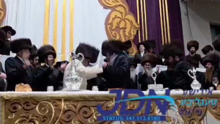 האדמו"ר מסאטמאר אין א טאנץ מיט האדמו"ר מבית יצחק ס